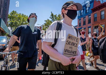 USA. Juli 2020. Brooklynites versammelten sich am 26. Juli 2020 im Irving Square Park zu einem marsch in den Straßen von Bushwick, um Gerechtigkeit für alle Opfer der Polizeibrutalität zu fordern, um Licht auf die Situation in Portland zu bringen, auch um einen lauten Aufruf zu machen, die NYPD zu definanzieren und in Gemeinden zu investieren. Straßenfahrer NYC nahmen Teil, indem sie Fahrräder schickten, um als Puffer zu fungieren und Demonstranten von Autos und Polizei zu schützen.(Foto von Erik McGregor/Sipa USA) Quelle: SIPA USA/Alamy Live News Stockfoto