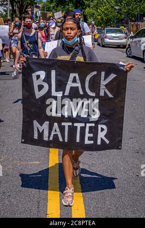 USA. Juli 2020. Brooklynites versammelten sich am 26. Juli 2020 im Irving Square Park zu einem marsch in den Straßen von Bushwick, um Gerechtigkeit für alle Opfer der Polizeibrutalität zu fordern, um Licht auf die Situation in Portland zu bringen, auch um einen lauten Aufruf zu machen, die NYPD zu definanzieren und in Gemeinden zu investieren. Straßenfahrer NYC nahmen Teil, indem sie Fahrräder schickten, um als Puffer zu fungieren und Demonstranten von Autos und Polizei zu schützen.(Foto von Erik McGregor/Sipa USA) Quelle: SIPA USA/Alamy Live News Stockfoto