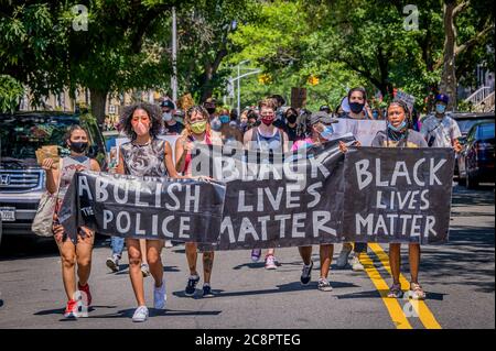 USA. Juli 2020. Brooklynites versammelten sich am 26. Juli 2020 im Irving Square Park zu einem marsch in den Straßen von Bushwick, um Gerechtigkeit für alle Opfer der Polizeibrutalität zu fordern, um Licht auf die Situation in Portland zu bringen, auch um einen lauten Aufruf zu machen, die NYPD zu definanzieren und in Gemeinden zu investieren. Straßenfahrer NYC nahmen Teil, indem sie Fahrräder schickten, um als Puffer zu fungieren und Demonstranten von Autos und Polizei zu schützen.(Foto von Erik McGregor/Sipa USA) Quelle: SIPA USA/Alamy Live News Stockfoto