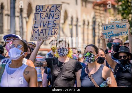 USA. Juli 2020. Brooklynites versammelten sich am 26. Juli 2020 im Irving Square Park zu einem marsch in den Straßen von Bushwick, um Gerechtigkeit für alle Opfer der Polizeibrutalität zu fordern, um Licht auf die Situation in Portland zu bringen, auch um einen lauten Aufruf zu machen, die NYPD zu definanzieren und in Gemeinden zu investieren. Straßenfahrer NYC nahmen Teil, indem sie Fahrräder schickten, um als Puffer zu fungieren und Demonstranten von Autos und Polizei zu schützen.(Foto von Erik McGregor/Sipa USA) Quelle: SIPA USA/Alamy Live News Stockfoto