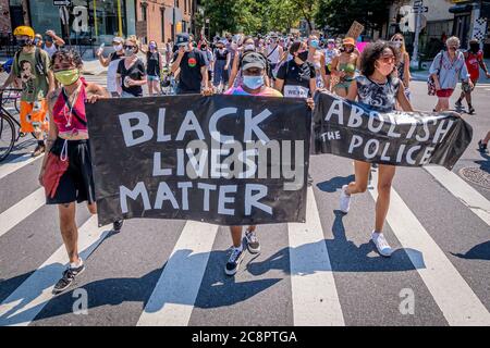 USA. Juli 2020. Brooklynites versammelten sich am 26. Juli 2020 im Irving Square Park zu einem marsch in den Straßen von Bushwick, um Gerechtigkeit für alle Opfer der Polizeibrutalität zu fordern, um Licht auf die Situation in Portland zu bringen, auch um einen lauten Aufruf zu machen, die NYPD zu definanzieren und in Gemeinden zu investieren. Straßenfahrer NYC nahmen Teil, indem sie Fahrräder schickten, um als Puffer zu fungieren und Demonstranten von Autos und Polizei zu schützen.(Foto von Erik McGregor/Sipa USA) Quelle: SIPA USA/Alamy Live News Stockfoto