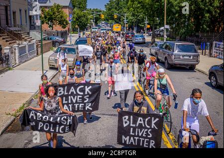 USA. Juli 2020. Brooklynites versammelten sich am 26. Juli 2020 im Irving Square Park zu einem marsch in den Straßen von Bushwick, um Gerechtigkeit für alle Opfer der Polizeibrutalität zu fordern, um Licht auf die Situation in Portland zu bringen, auch um einen lauten Aufruf zu machen, die NYPD zu definanzieren und in Gemeinden zu investieren. Straßenfahrer NYC nahmen Teil, indem sie Fahrräder schickten, um als Puffer zu fungieren und Demonstranten von Autos und Polizei zu schützen.(Foto von Erik McGregor/Sipa USA) Quelle: SIPA USA/Alamy Live News Stockfoto