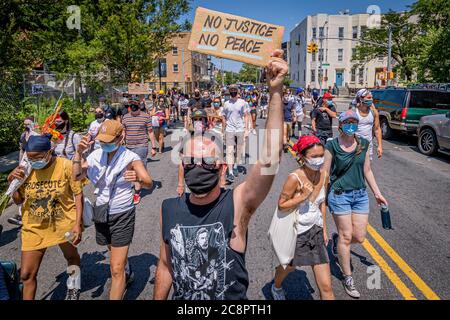 USA. Juli 2020. Brooklynites versammelten sich am 26. Juli 2020 im Irving Square Park zu einem marsch in den Straßen von Bushwick, um Gerechtigkeit für alle Opfer der Polizeibrutalität zu fordern, um Licht auf die Situation in Portland zu bringen, auch um einen lauten Aufruf zu machen, die NYPD zu definanzieren und in Gemeinden zu investieren. Straßenfahrer NYC nahmen Teil, indem sie Fahrräder schickten, um als Puffer zu fungieren und Demonstranten von Autos und Polizei zu schützen.(Foto von Erik McGregor/Sipa USA) Quelle: SIPA USA/Alamy Live News Stockfoto