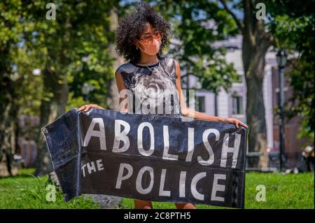 USA. Juli 2020. Brooklynites versammelten sich am 26. Juli 2020 im Irving Square Park zu einem marsch in den Straßen von Bushwick, um Gerechtigkeit für alle Opfer der Polizeibrutalität zu fordern, um Licht auf die Situation in Portland zu bringen, auch um einen lauten Aufruf zu machen, die NYPD zu definanzieren und in Gemeinden zu investieren. Straßenfahrer NYC nahmen Teil, indem sie Fahrräder schickten, um als Puffer zu fungieren und Demonstranten von Autos und Polizei zu schützen.(Foto von Erik McGregor/Sipa USA) Quelle: SIPA USA/Alamy Live News Stockfoto