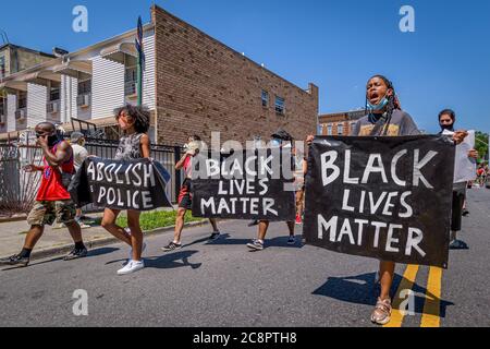 USA. Juli 2020. Brooklynites versammelten sich am 26. Juli 2020 im Irving Square Park zu einem marsch in den Straßen von Bushwick, um Gerechtigkeit für alle Opfer der Polizeibrutalität zu fordern, um Licht auf die Situation in Portland zu bringen, auch um einen lauten Aufruf zu machen, die NYPD zu definanzieren und in Gemeinden zu investieren. Straßenfahrer NYC nahmen Teil, indem sie Fahrräder schickten, um als Puffer zu fungieren und Demonstranten von Autos und Polizei zu schützen.(Foto von Erik McGregor/Sipa USA) Quelle: SIPA USA/Alamy Live News Stockfoto