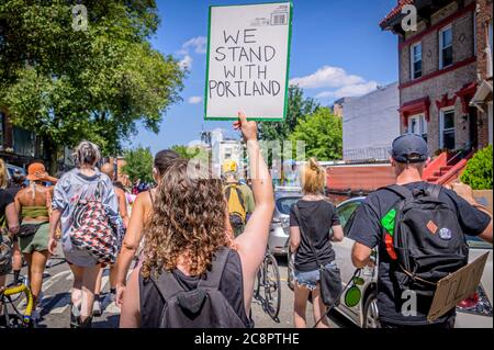 USA. Juli 2020. Brooklynites versammelten sich am 26. Juli 2020 im Irving Square Park zu einem marsch in den Straßen von Bushwick, um Gerechtigkeit für alle Opfer der Polizeibrutalität zu fordern, um Licht auf die Situation in Portland zu bringen, auch um einen lauten Aufruf zu machen, die NYPD zu definanzieren und in Gemeinden zu investieren. Straßenfahrer NYC nahmen Teil, indem sie Fahrräder schickten, um als Puffer zu fungieren und Demonstranten von Autos und Polizei zu schützen.(Foto von Erik McGregor/Sipa USA) Quelle: SIPA USA/Alamy Live News Stockfoto