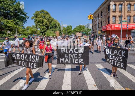 USA. Juli 2020. Brooklynites versammelten sich am 26. Juli 2020 im Irving Square Park zu einem marsch in den Straßen von Bushwick, um Gerechtigkeit für alle Opfer der Polizeibrutalität zu fordern, um Licht auf die Situation in Portland zu bringen, auch um einen lauten Aufruf zu machen, die NYPD zu definanzieren und in Gemeinden zu investieren. Straßenfahrer NYC nahmen Teil, indem sie Fahrräder schickten, um als Puffer zu fungieren und Demonstranten von Autos und Polizei zu schützen.(Foto von Erik McGregor/Sipa USA) Quelle: SIPA USA/Alamy Live News Stockfoto