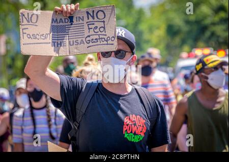 USA. Juli 2020. Brooklynites versammelten sich am 26. Juli 2020 im Irving Square Park zu einem marsch in den Straßen von Bushwick, um Gerechtigkeit für alle Opfer der Polizeibrutalität zu fordern, um Licht auf die Situation in Portland zu bringen, auch um einen lauten Aufruf zu machen, die NYPD zu definanzieren und in Gemeinden zu investieren. Straßenfahrer NYC nahmen Teil, indem sie Fahrräder schickten, um als Puffer zu fungieren und Demonstranten von Autos und Polizei zu schützen.(Foto von Erik McGregor/Sipa USA) Quelle: SIPA USA/Alamy Live News Stockfoto