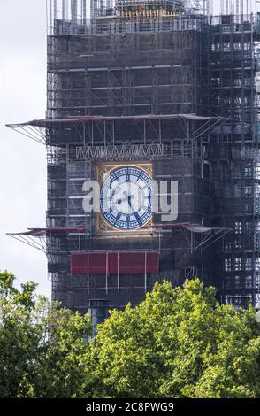 Das Zifferblatt von Big Ben mit dem Rest des Queen Elizabeth Tower in Gerüsten unter Renovierung bedeckt. Stockfoto