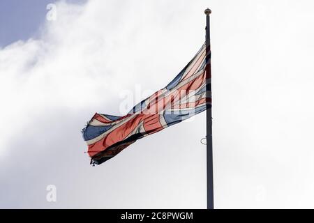 Die Flagge des Vereinigten Königreichs von Großbritannien, die Union Jack, im Wind fliegen. Stockfoto