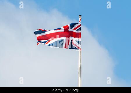 Die Flagge des Vereinigten Königreichs von Großbritannien, die Union Jack, im Wind fliegen. Stockfoto