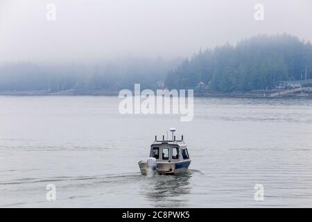 Kleines Boot an der Küste von Ketchikan, der Lachshauptstadt der Welt. Alasca, USA Stockfoto