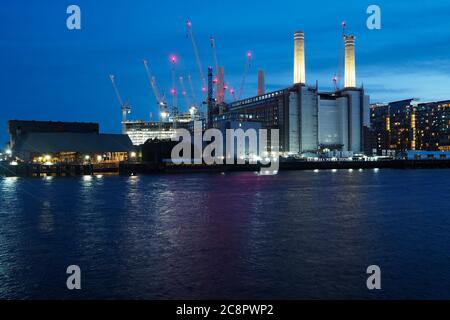Eine Nachtansicht der Battersea Power Station Sanierung Aufgenommen im Jahr 2020 Stockfoto