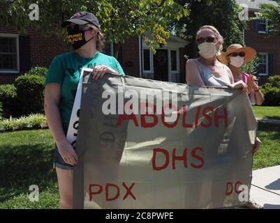 Alexandria, Virginia, USA. Juli 2020. Vor dem Haus des amtierenden Innenministeriums für innere Sicherheit, Tschad Wolf, halten die Teilnehmer ein Transparent mit der Aufschrift "Abschaffen des DHS" während eines friedlichen Protestes über den Einsatz von Bundestruppen in Portland, Oregon und möglicherweise anderen Städten. Kredit: Sue Dorfman/ZUMA Wire/Alamy Live Nachrichten Stockfoto