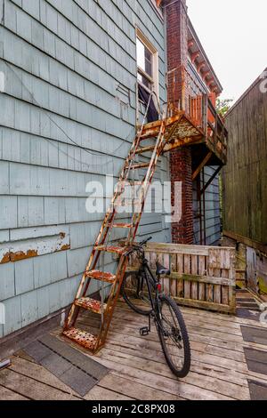 Radfahren auf Creek Street, ein historischer Ort auf Pilings entlang der Ufer des Ketchikan Creek, Alaska., USA Stockfoto