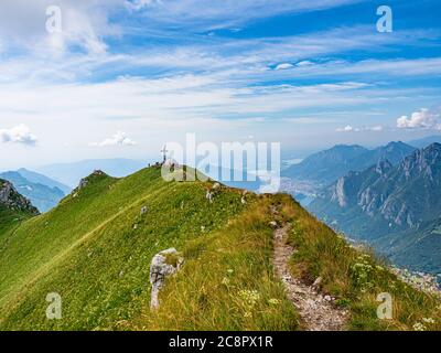 Wanderweg auf dem Tierarzt des Due Mani Berges in Valsassina Stockfoto