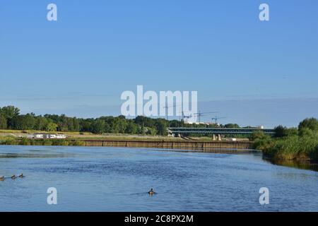 Der Blick auf die Warschauer Altstadt von der anderen Seite hing an einem sonnigen Morgen. Sommer. Stockfoto