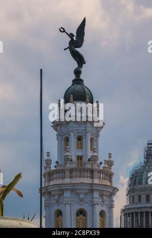 Havanna / Kuba - 04.15.2015: Skulptur eines Engels mit Lorbeerkranz am großen Theater Alicia Alonso von Havanna, Gebäude des Kapitols National Stockfoto