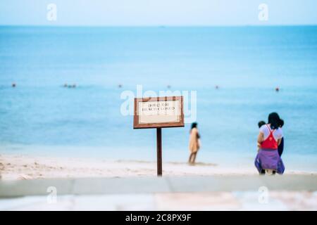 Geschlossener öffentlicher Strand mit einem Schild, dass Schwimmen verboten ist. Stockfoto