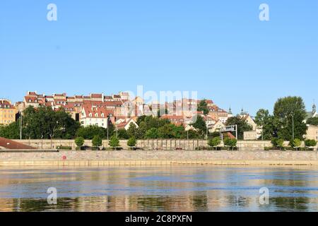 Der Blick auf die Warschauer Altstadt von der anderen Seite hing an einem sonnigen Morgen. Sommer. Stockfoto