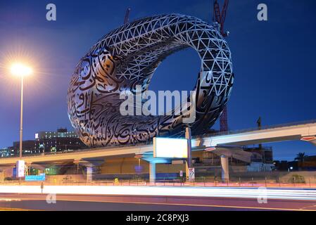 DUBAI, VAE - 15. NOVEMBER: Der Bau der Museum der Zukunft in der Nacht beleuchtung am 15. November 2019 in Dubai, VAE Stockfoto