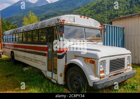 Alte weiße Schulbus in Skagway, Alaska, USA verlassen Stockfoto