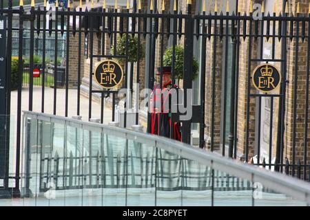 Yeoman Warders (Beefeaters) bewacht den Tower of London, England, Vereinigtes Königreich Stockfoto