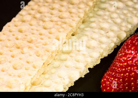 Frische Erdbeere und diabetische Diät-Knirschen - knusprige Waffelknusprenbrot aus Weizen, Textur Stockfoto