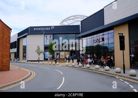 Geschäfte in Riverside, Primark, Costa und maskierte Kunden in der Nähe des Einkaufszentrums in Stafford. Straßenfoto. Redaktionell. Stockfoto