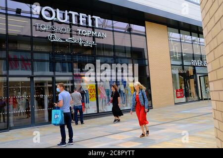 Outfit Topshop Topman Shop Front und Kunden auf der Straße. Mann trägt Maske, Frau Stockfoto