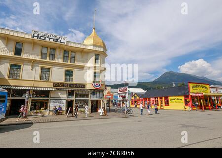 Skagway, Alaska - 25. juli 2018 - Blick auf die Straße der historischen Stadt Skagway, Alaska mit Touristen und Handel Stockfoto