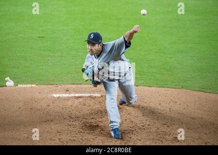 Houston, Texas, USA. Juli 2020. Seattle Mariners Startpitcher Yusei Kikuchi (18) wirft einen Pitch während des Major League Baseball-Spiels zwischen den Seattle Mariners und den Houston Astros im Minute Maid Park in Houston, Texas. Prentice C. James/CSM/Alamy Live News Stockfoto