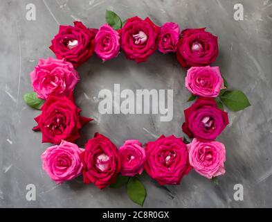 Holzrahmen für Malerei oder Bild auf weißem Hintergrund. Goldrahmen Foto isoliert. Goldrahmen auf Weiß. Holz mit Goldrahmen. Rahmen aus roten Rosen. Kopys Stockfoto