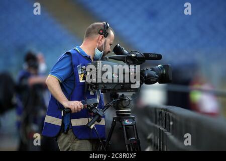 Rom, Italien. Juli 2020. Rom, Italien - 26. Juli 2020: Kameramänner arbeiten während der italienischen Serie A Fußballspiel als Roma und AC Fiorentina, im Olympiastadion in Rom am 26/07/2020 Quelle: Independent Photo Agency/Alamy Live News Stockfoto