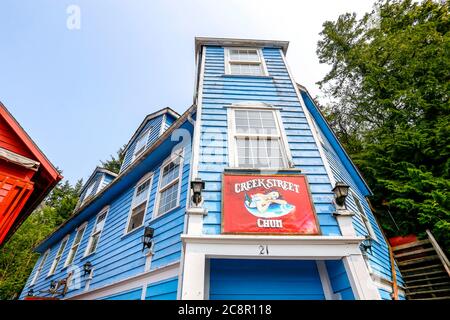 Ketchikan, Alaska - jul 23, 2018 - Historic Creek Street in Ketchikan ist das ehemalige Rotlichtviertel, das zu einem beliebten Einkaufsviertel für Kreuzfahrten wurde Stockfoto