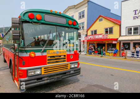 Ketchikan, Alaska - jul 23, 2018 - Bus auf der Straße von Ketchikan, Alaska, der Lachshauptstadt der Welt Stockfoto