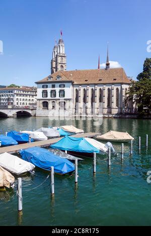 Zürich, Schweiz. Blick auf die historische Innenstadt mit dem berühmten Grossmünster Kirche, an der Limmat. Stockfoto