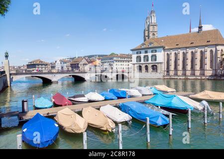 Zürich, Schweiz. Blick auf die historische Innenstadt mit dem berühmten Grossmünster Kirche, an der Limmat. Stockfoto