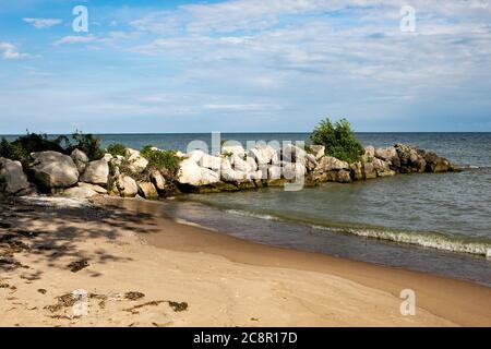 Klarer Sommer Nachmittag Strand mit Rock Outlet Stockfoto