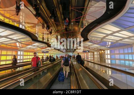 Chicago, IL, USA - 20. Juli 2018: Unterirdische Passage, die die Terminals des Chicago O'Hare Flughafens verbindet Stockfoto