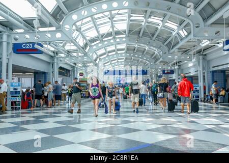 Chicago, USA - 20. Juli 2018: Reisende gehen zu den Toren des Chicago O'Hare International Airport in den USA. Stockfoto