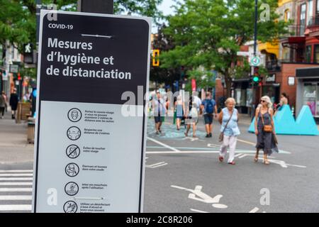 Montreal, CA - 26. Juli 2020: Voies actives securitaires (sichere aktive Transportstrecke) auf der Mont Royal Avenue während der Covid-19 Pandemie Stockfoto