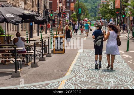 Montreal, CA - 26. Juli 2020: Voies actives securitaires (sichere aktive Transportstrecke) auf der Mont Royal Avenue während der Covid-19 Pandemie Stockfoto