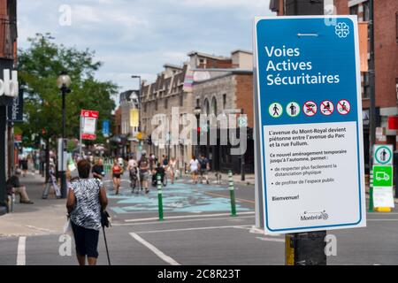 Montreal, CA - 26. Juli 2020: Voies actives securitaires (sichere aktive Transportstrecke) auf der Mont Royal Avenue während der Covid-19 Pandemie Stockfoto