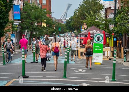 Montreal, CA - 26. Juli 2020: Voies actives securitaires (sichere aktive Transportstrecke) auf der Mont Royal Avenue während der Covid-19 Pandemie Stockfoto