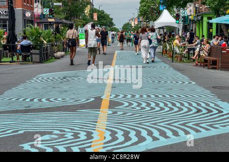 Montreal, CA - 26. Juli 2020: Voies actives securitaires (sichere aktive Transportstrecke) auf der Mont Royal Avenue während der Covid-19 Pandemie Stockfoto