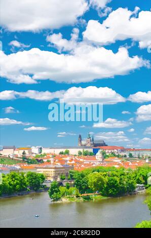 Aquarellzeichnung der Vertikalen-Luftaufnahme der Prager Stadt, des historischen Zentrums mit Prager Burg, des Veitskathedrals im Stadtteil Hradcany, der Insel Strelecky, der Moldau, Böhmen, Tschechien Stockfoto