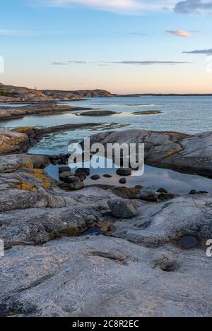 Helles Abendlicht an den Klippen Stockfoto