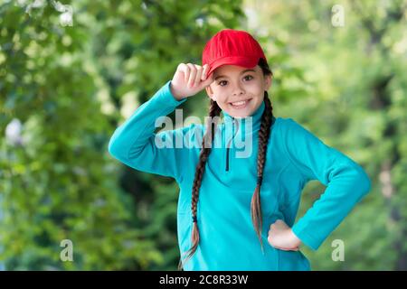 Hipster Baby. Happy Hipster tragen Snapback natürliche Outdoor. Kleines Kinderlächeln im Hipster-Stil. Hip Hop Mädchen. Funky Schönheit. Trendig cool. Kindermode. Sommerurlaub. Stockfoto