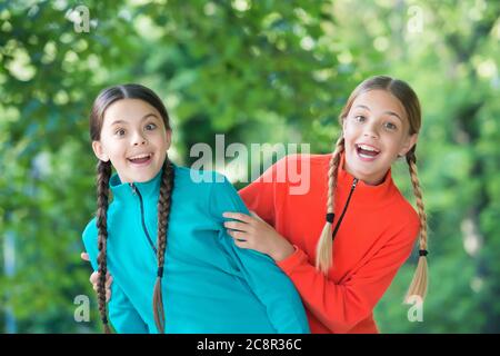 Kinderfreuden. Freunde aus der Kindheit natürlich im Freien. Glückliche Kinder genießen Sommerferien. Kinderschutz. Kinderbetreuung. Kinderbetreuung. Internationaler Kindertag. Eine bessere Zukunft schaffen. Stockfoto